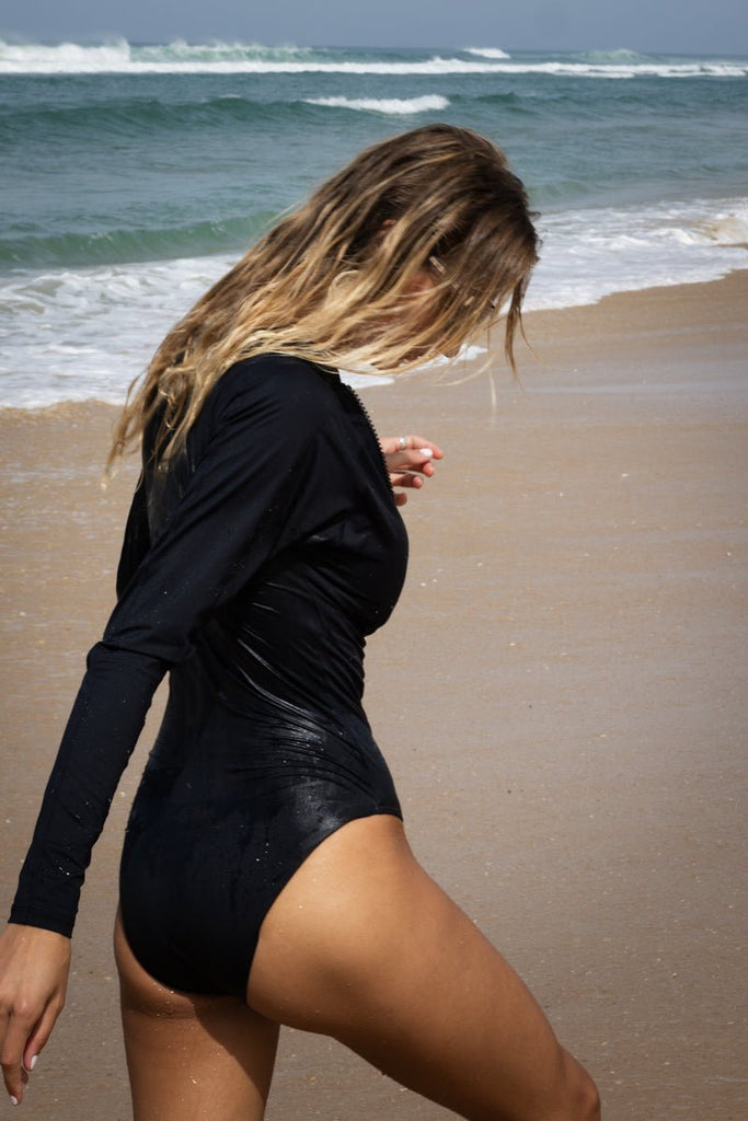 MILOS NOIR Les UltraViolettes maillot de bain une pièce manches longues femme anti-UV UPF50+ en tissu recyclé écoresponsable