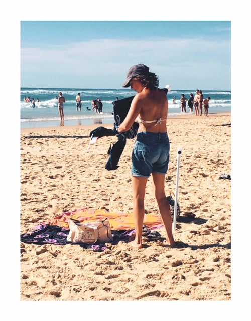 profiter de la plage protégée du soleil et bien dans son maillot de bain anti UV qui épouse la silhouette et tombe bien