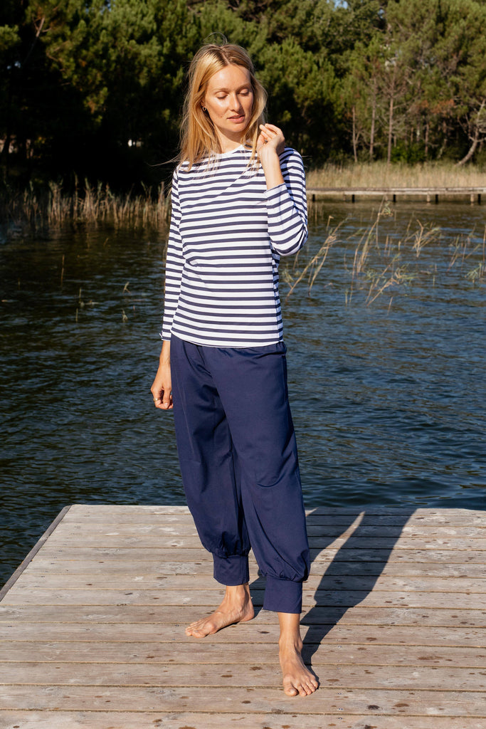 Pantalon sarouel pour femme anti-UV UPF50+ en tissu recyclé écoresponsable Manawa bleu marine Les UltraViolettes
