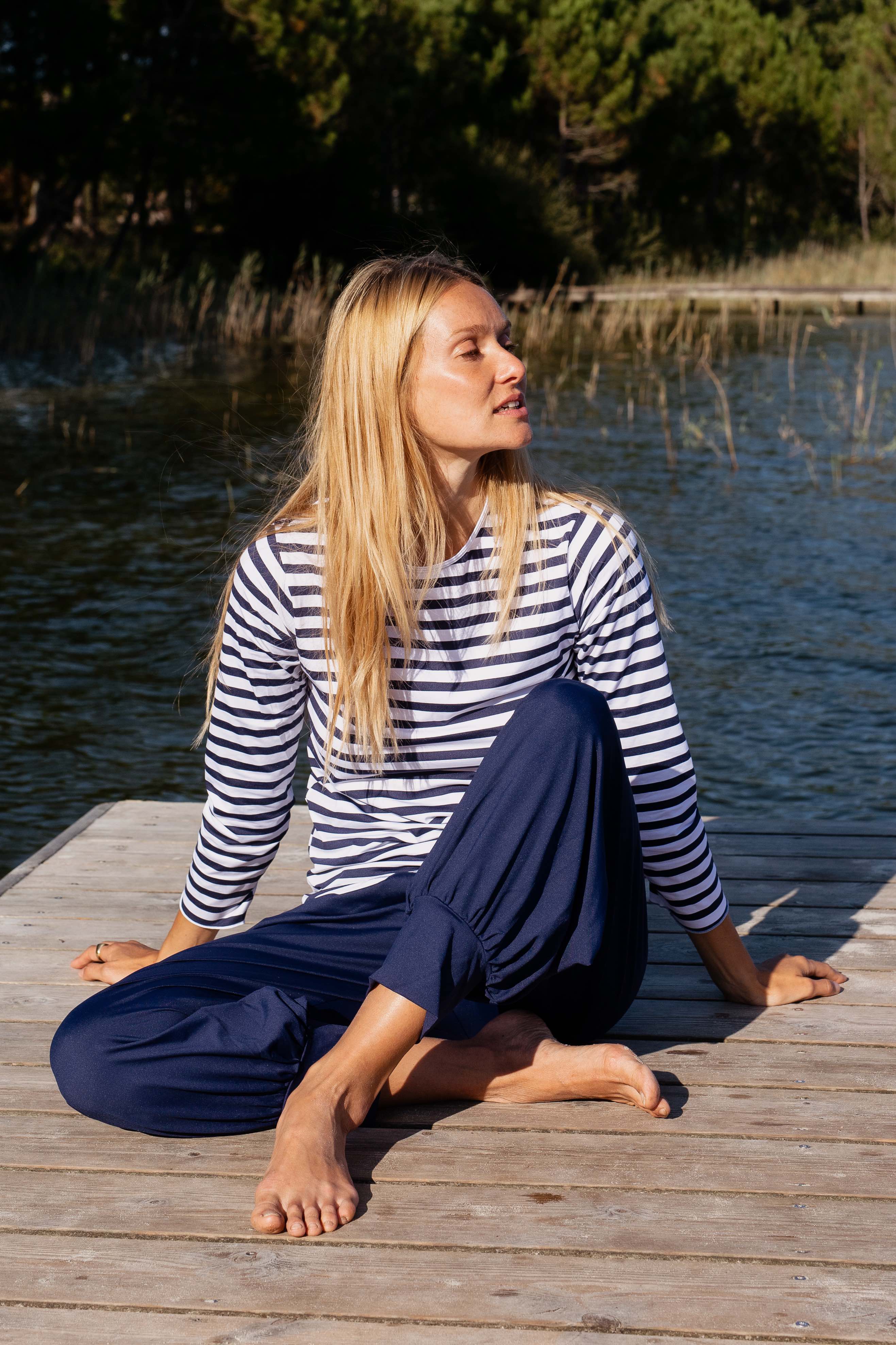 Pantalon sarouel pour femme anti-UV UPF50+ en tissu recyclé écoresponsable Manawa bleu marine Les UltraViolettes