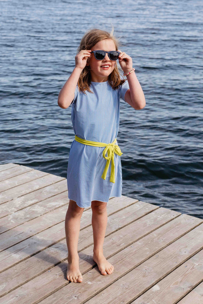 robe de plage enfant fille anti-UV UPF50+ écoresponsable en tissu recyclé mini guincho summer in Biarritz Les UltraViolettes